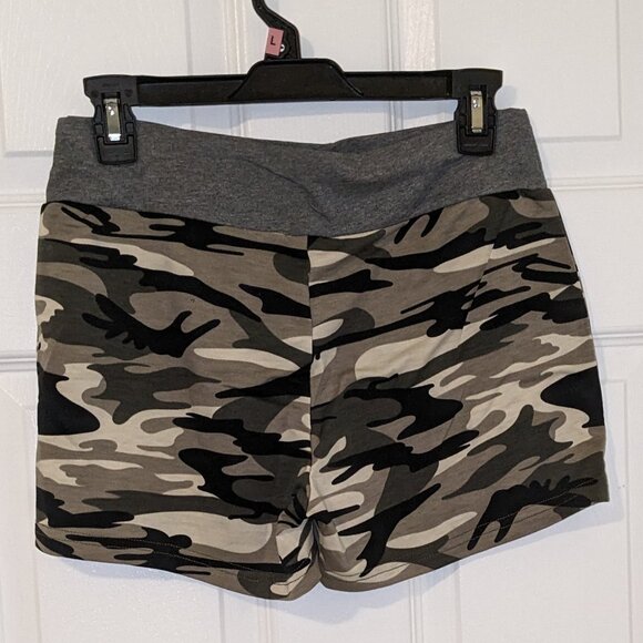 Drawstring camo shorts NWT size medium - Picture 3 of 4